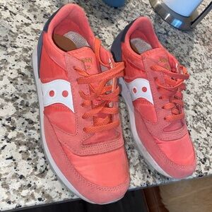 Pink saucony shoes